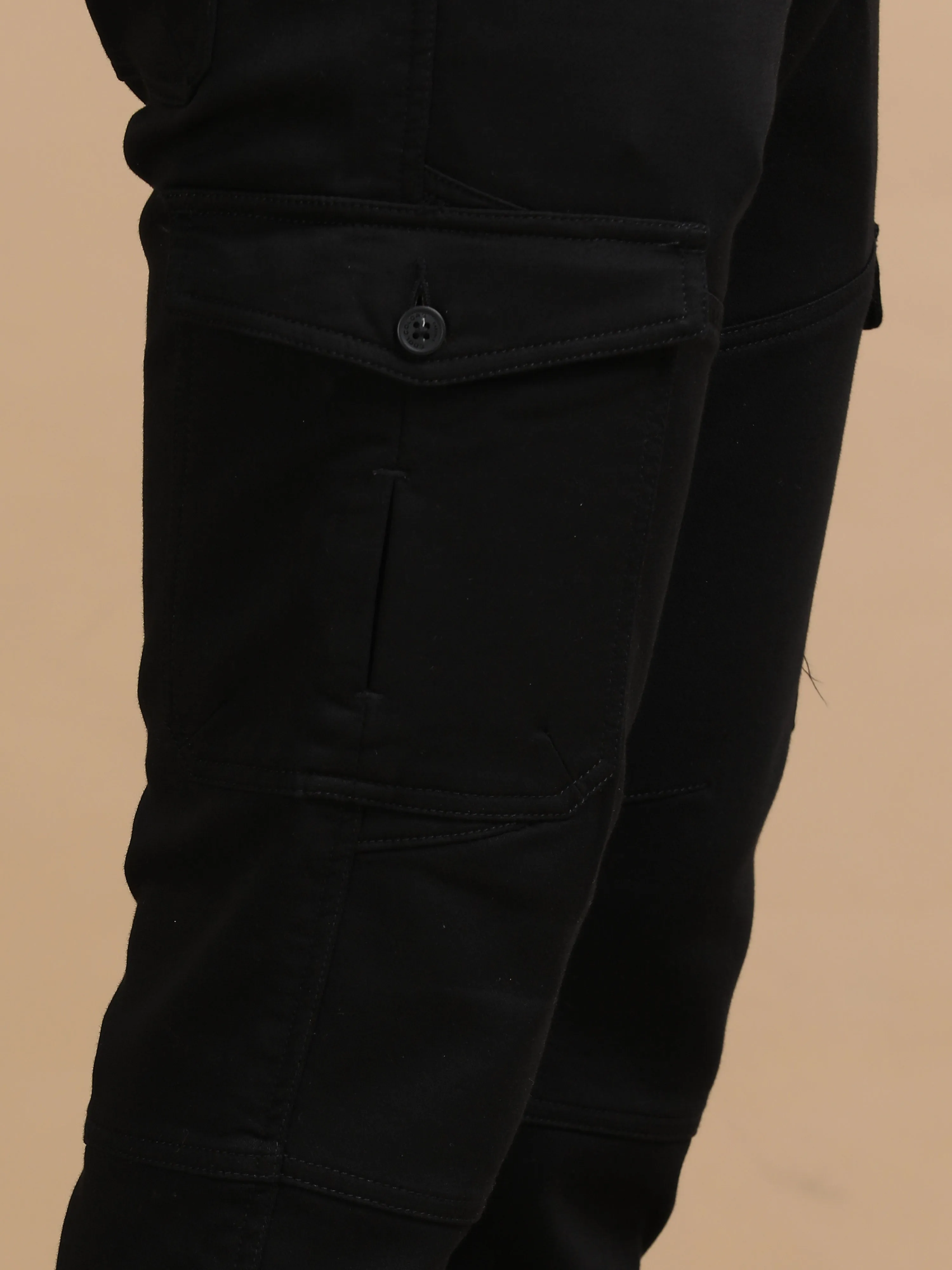 Men Black Narrow Fit Knitted Dobby Casual Jogger Pants